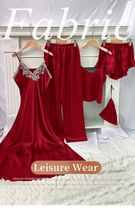 Vue détaillée de l'ensemble de nuit 5 pièces en satin rouge avec dentelle et pochette