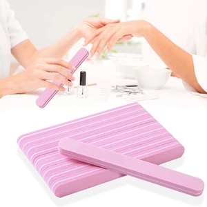 Dettaglio macro di lime per unghie rosa professionali a doppia faccia per modellare