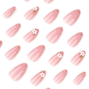 Faux ongles amande courts avec fleurs 3D, feuille d'or et dégradé de rose élégant