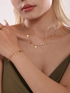 Detail von Goldherz-Halskette und Armband-Set mit bunten Zirkonia und weißen Perlen