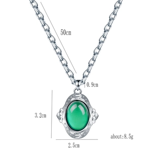 Vue détaillée du collier pendentif ovale avec dimensions et mesures de poids précises