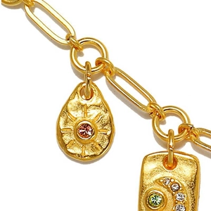 Détail macro d'un pendentif céleste plaqué or 18 carats avec motifs soleil et lune