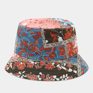 Dettaglio del motivo floreale patchwork bohémien sul cappello alla pescatora in cotone