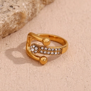Dettaglio macro dell'anello a fibbia asimmetrico placcato oro 18K con micro pavé di pietre