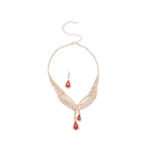 Elegantes goldfarbenes Schmuckset mit roten Wassertropfen-Edelsteinen und Quasten-Design