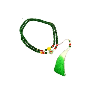 Collier de perles de cristal avec pompon long perles vertes et ornement floral