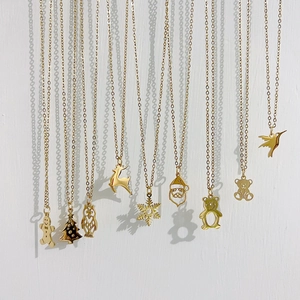 Plusieurs colliers de Noël en acier inoxydable doré 18K avec pendentifs variés