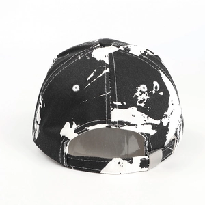 Détail d'une casquette en coton tie-dye avec boucle métallique argentée et sangle réglable