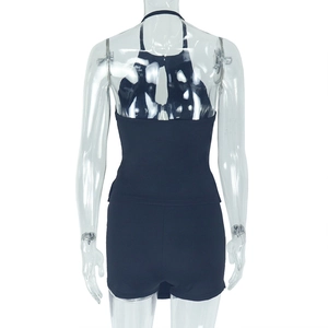Vue arrière d'un ensemble deux pièces noir avec haut dos nu et short sur un mannequin