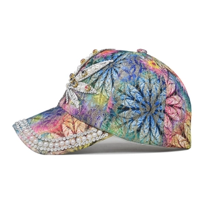 Casquette de baseball florale avec feuille de strass et bordure en perles sur fond blanc