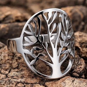 Détail de la bague arbre de vie en argent posée sur une texture d'écorce naturelle