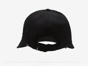 Vue arrière de la casquette de baseball noire avec sangle de réglage à boucle