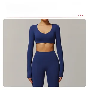 Détail du pantalon de yoga bleu marine taille haute et haut court à manches longues