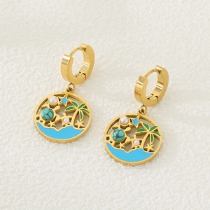 Détails de boucles d'oreilles dorées avec breloques émaillées cocotier et vagues