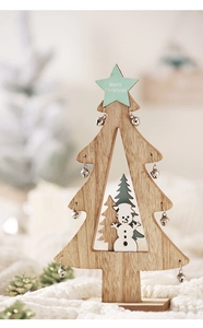 Details der hölzernen Weihnachtsbaum-Tischdeko mit Schneemann und Metallglocken