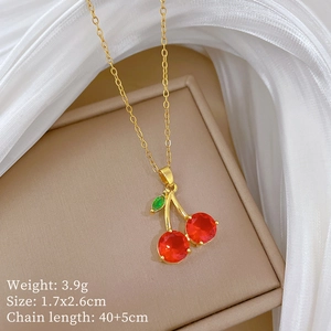 Détail du pendentif cerise rouge sur chaîne dorée avec spécifications de taille et poids