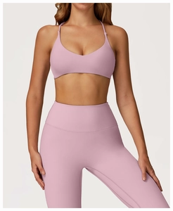Dettaglio del set yoga rosa antico con reggiseno incrociato e vita alta opaca