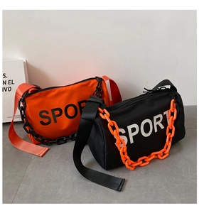 Comparaison de sacs de sport en nylon orange et noir avec grandes chaînes décoratives