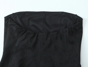 Détail du haut bustier noir avec fermeture éclair invisible sur le côté et doublure interne