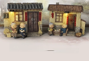 Dettaglio di figurine di coppia anziana in resina con cottage cinese e lanterne