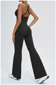 Détail du débardeur de yoga à dos croisé et pantalon évasé noir en tissu de sport mat