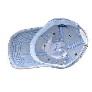 Casquette en jean délavé avec broderie, structure interne et boucle en métal
