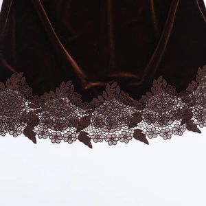 Robe en velours marron foncé avec détails en dentelle élégante et texture soyeuse