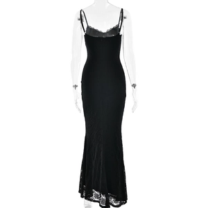 Détail d'une robe de soirée en dentelle noire montrant l'ourlet sirène et la texture fleurie