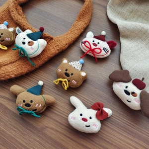 Handgefertigte Tierbroschen aus Filz mit Bär, Katze, Hase und Hund für Herbst-Accessoires
