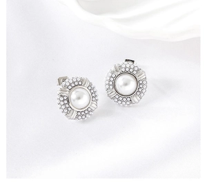 Detail of 18K gold plated stainless steel earring featuring a large white center pearl