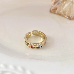 Dettaglio dell'anello a doppio strato placcato oro con pietre arcobaleno e zirconi
