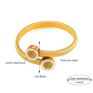 Détail du bracelet en acier titane doré avec structure Tubogas et pavage de diamants