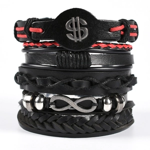 Details eines mehrlagigen schwarzen Lederarmband-Sets mit Geflochtenem und Metallelementen