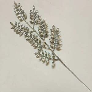Dettaglio di rami decorativi con glitter argento per decorazioni festive della casa