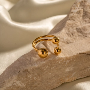 Gros plan détaillé de la bague double couche ouverte plaquée or 18 carats sur pierre