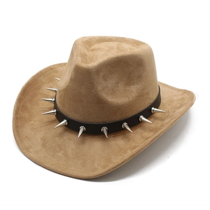 Détail du chapeau de cowboy en daim kaki avec bande en cuir noir et clous en métal argenté