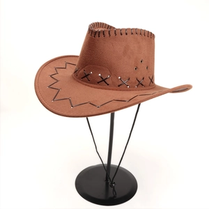 Dettaglio cappello cowboy in scamosciato marrone con cuciture nere e cinturino regolabile