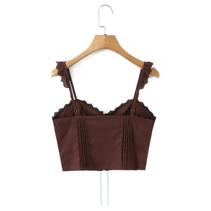 Detail von dunkelbraunem Camisole mit Spitzenbesatz, Rüschen und verstellbaren Trägern