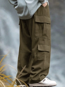 Dettaglio della tasca laterale dei pantaloni cargo verde oliva con cuciture resistenti