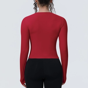 Vue arrière d'un t-shirt de yoga rouge à manches longues en tissu respirant et ajusté