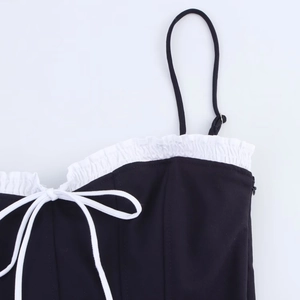 Robe dos nu noire sexy avec bordure à volants blancs et détails de bretelles à nœuds