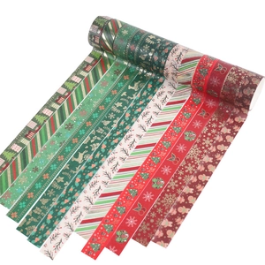 Dettaglio del set di nastri washi natalizi con motivi di renne e fiocchi di neve dorati