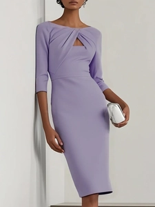 Detalle de vestido lila elegante con corte en el pecho y mangas de tres cuartos