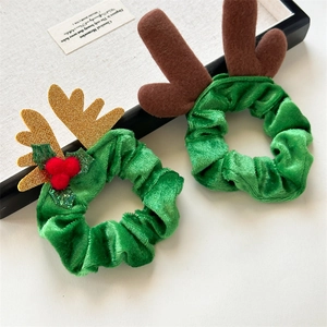 Détails de chouchous de Noël en velours vert avec bois de renne dorés et petites cloches