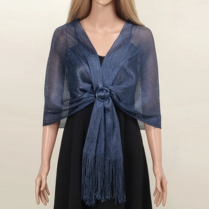 Detailaufnahme des blauen Metallic-Strickschals mit Ringschnalle und Fransen