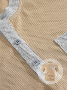 Gros plan sur le tissu gaufré kaki et les détails de la patte de boutonnage à carreaux