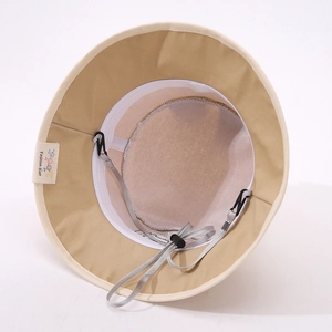 Détail de l'intérieur du chapeau bébé kaki avec bandeau anti-transpiration et cordon