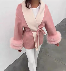 Cappotto in lana rosa con collo e polsini in ecopelliccia e cintura in vita