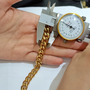Close-up measurement of an 8-10mm 18k gold-plated stainless steel Cuban link chain