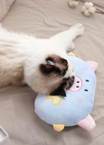 Detailansicht eines weichen blauen Haustierkissens in Schweineform mit schlafender Katze